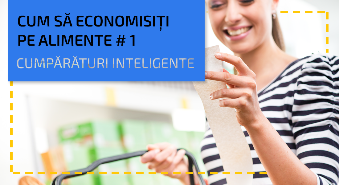 O femeie în tricou cu dungi, cu un bon de casă în mână